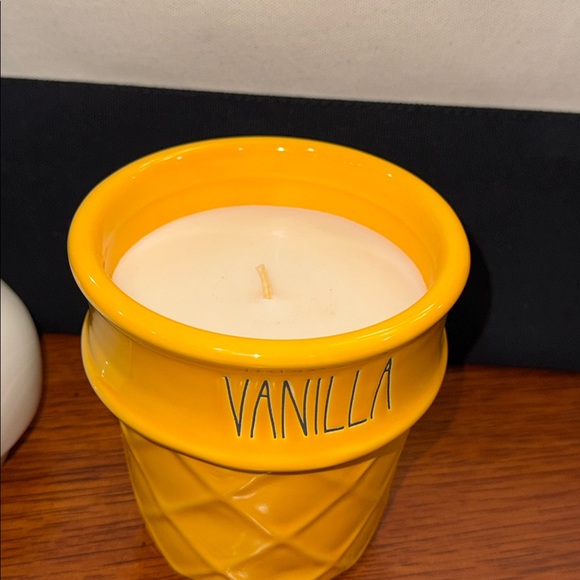 NWT Rae Dunn Ceramic Ice Cream Cone Vanilla Cream Scented Candle 10.8oz w/lid - Picture 9 of 11